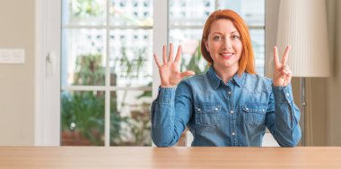 Kızıl saçlı kadın evde gösterilen ve parmak yedinci ile gülümseyen ise kendinden emin ve mutlu yukarı dönük.