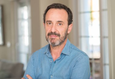 Yakışıklı orta yaş adam akıllı yüzünde ciddi düşünme emin bir ifade ile