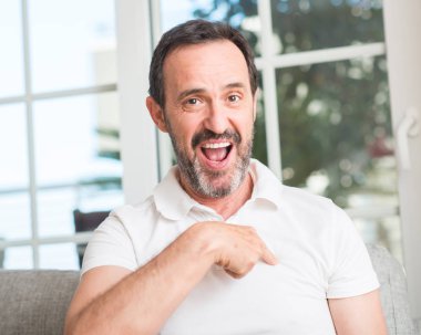 Yakışıklı orta yaş adam kendisi için sürpriz yüz işaret parmağı ile