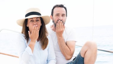 Orta yaş çift Yelkenli kapak ağız el hata için utanç ile şok ile seyahat eden, korku, ifade korkuyor sessizlik içinde gizli kavramı