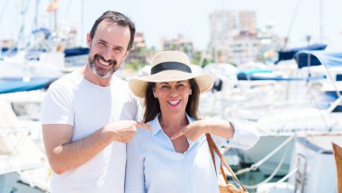 Orta yaş kaç sürpriz ile marina içinde kendisine işaret parmağı yüz