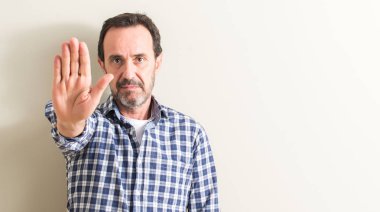 Komuta sizde açık eliyle dur işareti ile ciddi ve kendine güvenen ifade, savunma hareketi yapıyor