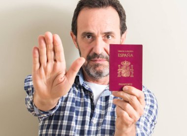 Komuta sizde açık eliyle dur işareti ile ciddi ve kendine güvenen ifade, savunma jest yapıyor İspanyol pasaportu holding