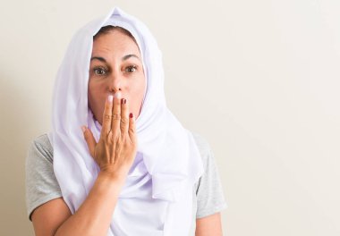 Beyaz hijab kapak ağız elle hata, korku, ifade için utanç ile şok giyen orta yaş Arap kadın sessizce, gizli kavramı korkuttu