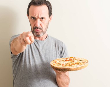 Komuta sizde pizza kamera ve size, el işareti, pozitif ve kendinden emin bir jest ön parmak ile işaret tutan
