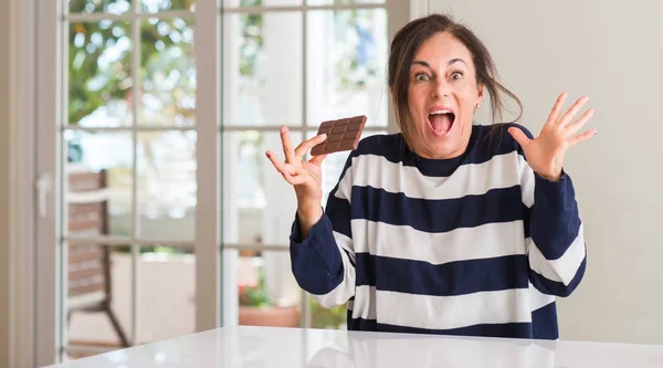 Középkorú Eszik Csokit Nagyon Boldog Izgatott Győztes Kifejezés Ünneplése Győzelem — Stock Fotó