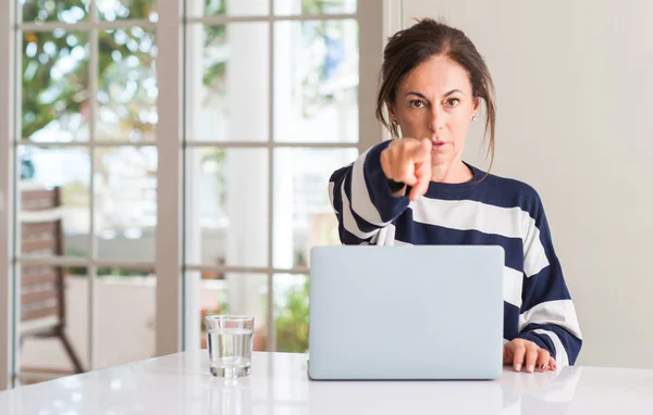 Donna Mezza Età Che Utilizza Computer Portatile Casa Punta Con — Foto Stock