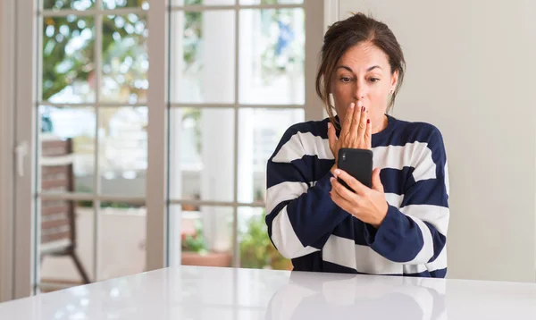 Middelste Leeftijd Vrouw Met Behulp Van Smartphone Cover Mond Met — Stockfoto