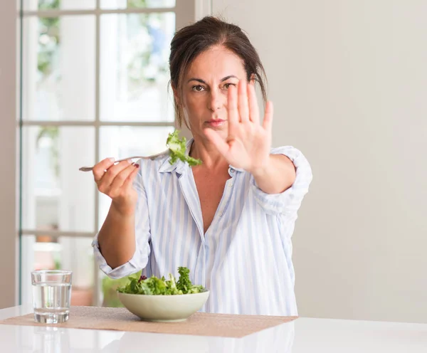 Middelste Leeftijd Vrouw Frisse Salade Eten Een Kom Thuis Met — Stockfoto