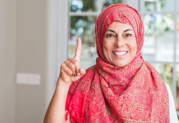 Μεσήλικες Μουσουλμάνα Που Φοράει Μαντίλα Έκπληξη Μια Ιδέα Ένα Ερώτημα — Φωτογραφία Αρχείου