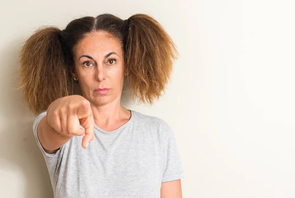 Mujer Brasileña Con Coletas Apuntando Con Dedo Cámara Signo Mano —  Fotos de Stock