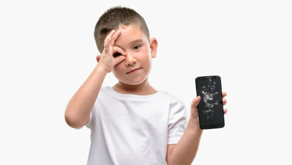 Criança Cabelos Escuros Segurando Smartphone Quebrado Com Rosto Feliz Sorrindo — Fotografia de Stock