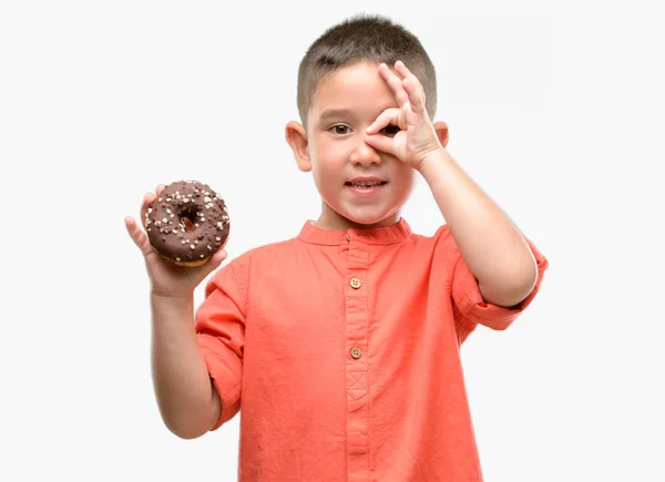 Criança Cabelos Escuros Comendo Donut Com Rosto Feliz Sorrindo Fazendo — Fotografia de Stock