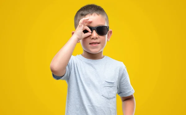 Criança Cabelos Escuros Usando Óculos Sol Com Rosto Feliz Sorrindo — Fotografia de Stock