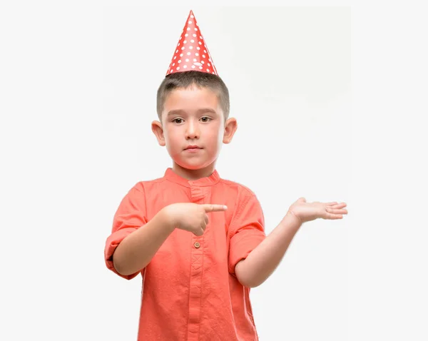 Criança Cabelos Escuros Usando Boné Aniversário Muito Feliz Apontando Com — Fotografia de Stock