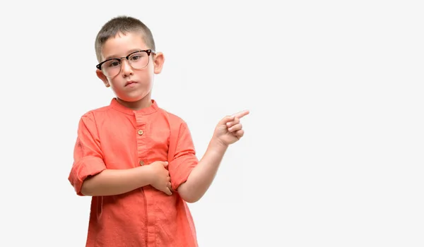 Niño Pelo Oscuro Con Gafas Muy Felices Apuntando Con Mano —  Fotos de Stock