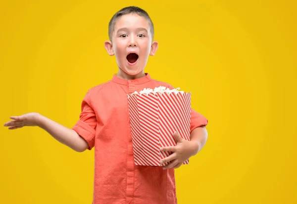 Dunkelhaariges Kleines Kind Isst Popcorn Sehr Glücklich Und Aufgeregt Siegerausdruck — Stockfoto