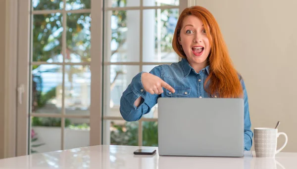 Pelirroja Mujer Usando Ordenador Portátil Casa Muy Feliz Señalando Con —  Fotos de Stock