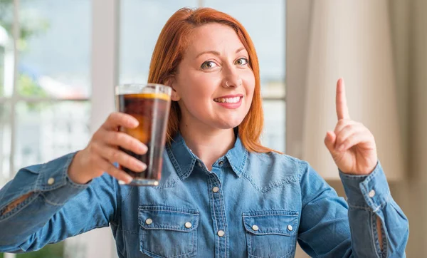 Mulher Ruiva Segurando Refrigerante Refresco Surpreso Com Uma Ideia Pergunta — Fotografia de Stock