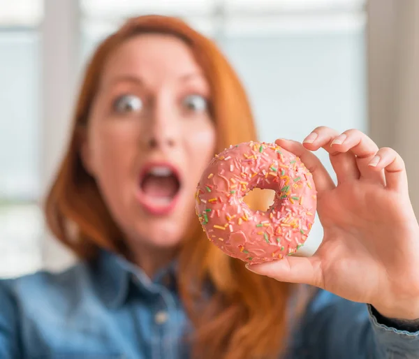 Pelirroja Sosteniendo Donut Casa Muy Feliz Emocionada Expresión Ganadora Celebrando —  Fotos de Stock