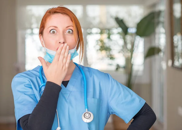 Ärztin Mit Stethoskop Deckel Mund Mit Hand Geschockt Vor Scham — Stockfoto