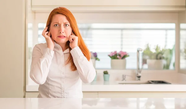 Mulher Ruiva Cozinha Cobrindo Orelhas Com Dedos Com Expressão Irritada — Fotografia de Stock