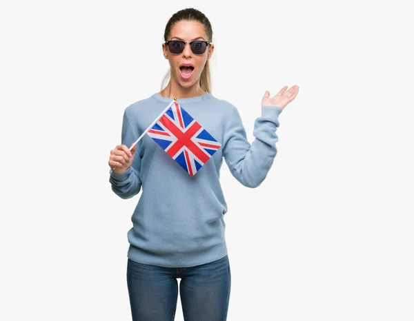 Όμορφη Νεαρή Γυναίκα Κρατώντας Σημαία Ηνωμένου Βασιλείου Πολύ Χαρούμενος Και — Φωτογραφία Αρχείου