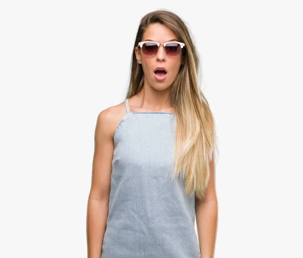 Schöne Junge Frau Mit Sonnenbrille Und Jeanskleid Erschrocken Mit Einem — Stockfoto