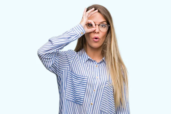 Piękna Młoda Kobieta Ubrana Eleganckiej Koszuli Okularach Robi Gest Wstrząśnięty — Zdjęcie stockowe