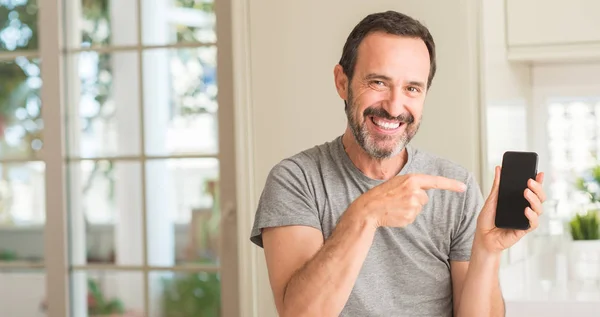 Hombre Mediana Edad Utilizando Teléfono Inteligente Muy Feliz Señalando Con —  Fotos de Stock