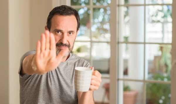 Medelålders Man Dricka Kaffe Kopp Med Öppen Hand Gör Stoppskylt — Stockfoto