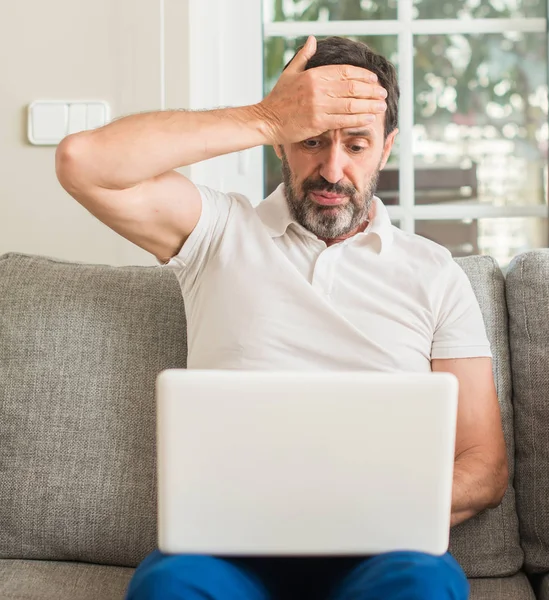 Homem Meia Idade Usando Laptop Sofá Estressado Com Mão Cabeça — Fotografia de Stock