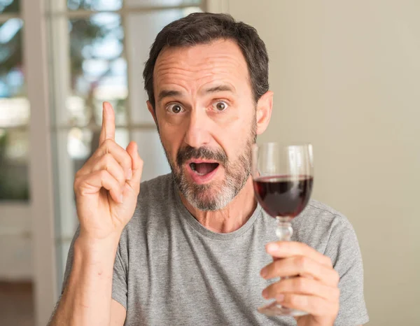 Mellersta Ålder Man Dricka Ett Glas Vin Överraskad Med Idé — Stockfoto