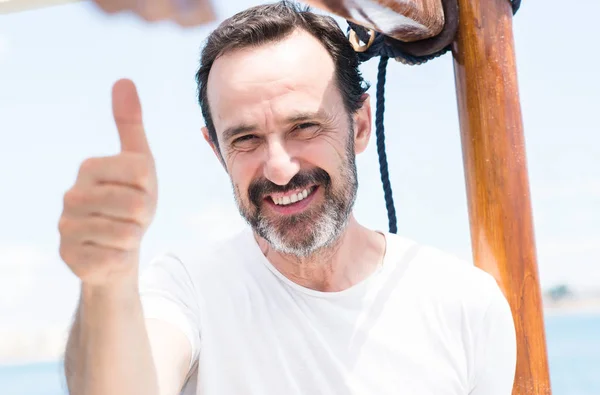 英俊的资深的人旅行在帆船愉快以大微笑做 拇指用手指 优秀标志 — 图库照片