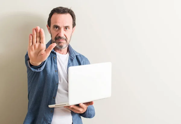 Ανώτερος Άνθρωπος Χρησιμοποιώντας Φορητό Υπολογιστή Ανοιχτό Χέρι Κάνει Στοπ Σοβαρές — Φωτογραφία Αρχείου