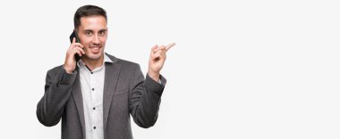 El ve parmak ile tarafına işaret çok mutlu Smartphone kullanarak yakışıklı genç