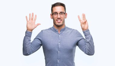 Gösterilen ve parmakları ile işaret eden oktan yukarı zarif yakışıklı genç gözlük kendinden emin ve mutlu gülümseyerek süre sekiz numara.