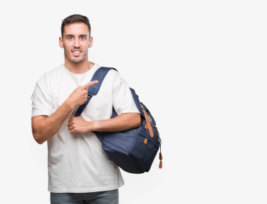 Sırt çantası çok mutlu el ve parmak ile tarafına işaret tutan yakışıklı genç