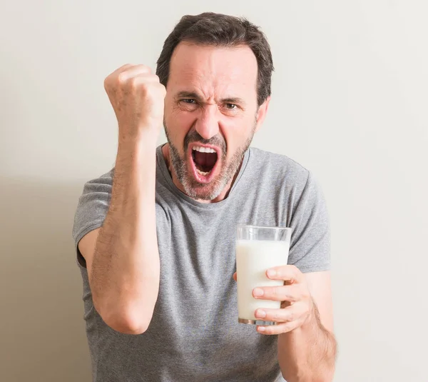 Senior Mann Trinkt Ein Glas Milch Genervt Und Frustriert Schreien — Stockfoto
