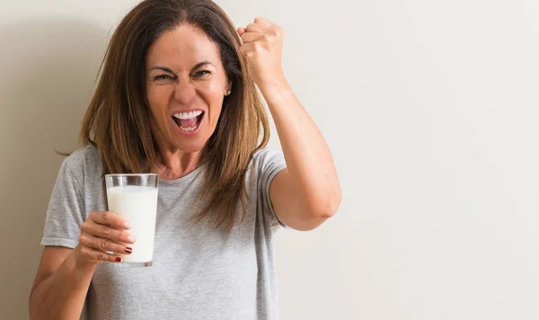 中年妇女喝了一杯鲜牛奶懊恼和沮丧的呼喊与愤怒 疯狂和叫喊与举手 愤怒的概念 — 图库照片