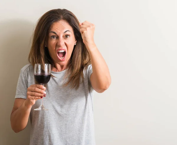 Mujer Mediana Edad Bebiendo Vino Tinto Vaso Molesto Frustrado Gritando — Foto de Stock