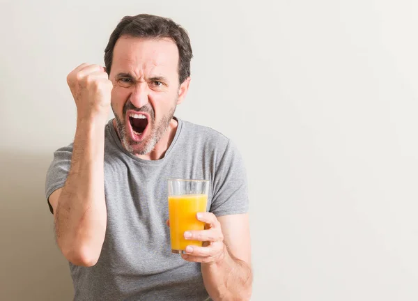 Senior Mann Trinkt Orangensaft Einem Glas Genervt Und Frustriert Schreien — Stockfoto