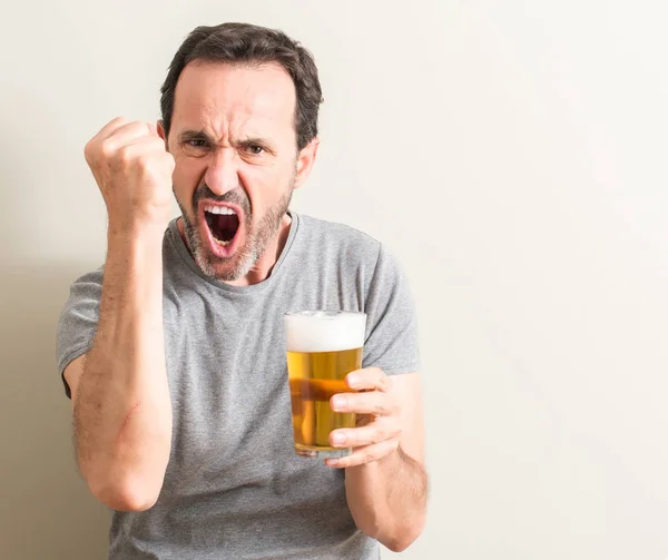 Älterer Mann Trinkt Bier Genervt Und Frustriert Schreit Vor Wut — Stockfoto