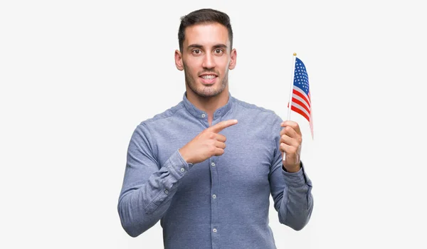 Stilig Ung Man Hålla Flagga Amerika Mycket Glad Pekar Med — Stockfoto