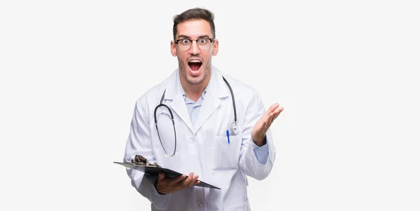 Pohledný Mladý Lékař Muž Který Držel Schránky Výraz Velmi Šťastný — Stock fotografie