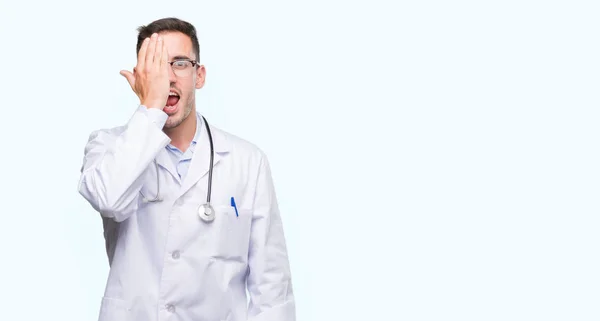 Bonito Jovem Médico Homem Cobrindo Olho Com Mão Com Sorriso — Fotografia de Stock