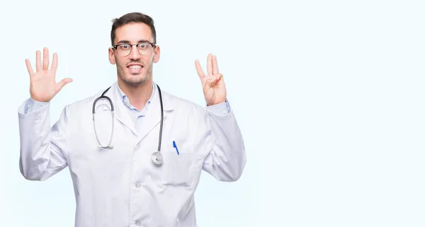 Gösterilen Parmakları Ile Işaret Yakışıklı Genç Doktor Adam Kendinden Emin — Stok fotoğraf