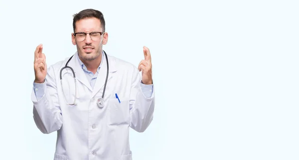 Guapo Joven Doctor Sonriendo Cruzando Los Dedos Con Esperanza Los —  Fotos de Stock