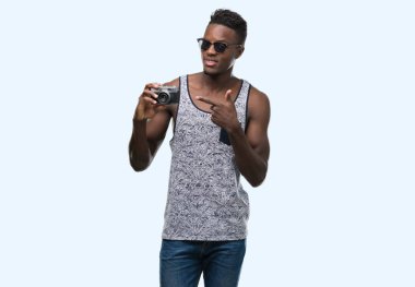 Vintage fotoğraf makinesi çok mutlu el ve parmak ile işaret tutan genç Afro-Amerikan adam