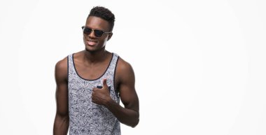 Genç Afro-Amerikan adam ok işareti, başparmak ile parmak, mükemmel işareti yapıyor kocaman bir gülümseme ile mutlu